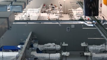 Doctors treat coronavirus disease (COVID-19) patients at Enfermera Isabel Zendal hospital in Madrid, Spain, January 11, 2021. REUTERS/Sergio Perez