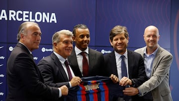 Mateu Alemany y Jordi Cruyff posan durante la presentación de Kounde.