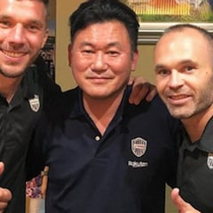 Iniesta vive una fiesta flamenca en mitad de Japón