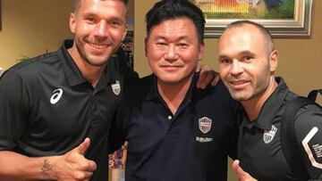 Andr&eacute;s Iniesta y Lukas Podolski viven una fiesta flamenca en mitad de Jap&oacute;n.