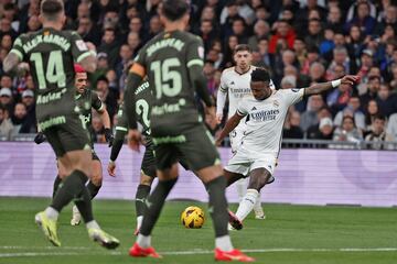 Dinamitó el partido en el que se decidía media Liga con apariciones tan decisivas como acertadas. El brasileño marcó el primer gol, que sentó al Girona en la lona, facilitó los dos de Bellingham y estuvo en el cuarto, de Rodrygo.