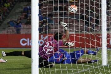 El jugador de Universidad de Chile, Juan Andres Leiva, marca su gol contra San Luis durante el partido amistoso en el estadio Nacional de Santiago, Chile.