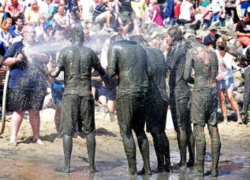 Los jugadores reciben una ducha tras el partido.