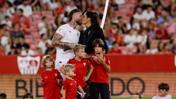 Soccer Football - Sevilla unveil new signing Sergio Ramos - Ramon Sanchez Pizjuan, Seville, Spain - September 6, 2023
Sevilla's Sergio Ramos with his wife Pilar Rubio and family during the presentation REUTERS/Marcelo Del Pozo 
PUBLICADA 07/09/23 NA MA12 1COL