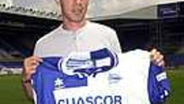 El ariete rumano Mara posa con su nueva camiseta, la del Alavés