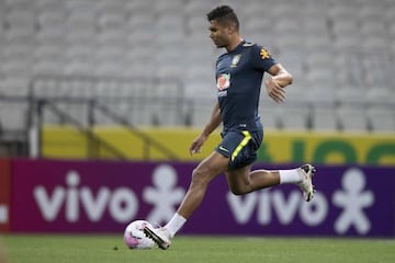 Sao Paulo (Brazil), 08/10/2020.- A handout photo made available by the Brazilian Football Confederation (CBF) shows Casemiro of the Brazilian team during official training in Sao Paulo, Brazil, 08 October 2020. (Brasil, Catar) EFE/EPA/Lucas Figueiredo CBF