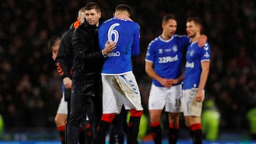 Steven Gerrard consuela a sus jugadores tras perder la final de copa.