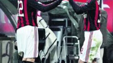 <b>PAREJA DE ASES. </b>Kaká felicita a Beckham tras el golazo del inglés. Luego llegó el empate de Milito.