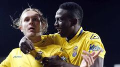 El centrocampista croata de la UD las Palmas Alen Halilovic celebra con el nigeriano Etebo tras marcar ante el M&aacute;laga.