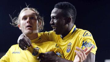 El centrocampista croata de la UD las Palmas Alen Halilovic celebra con el nigeriano Etebo tras marcar ante el M&aacute;laga.