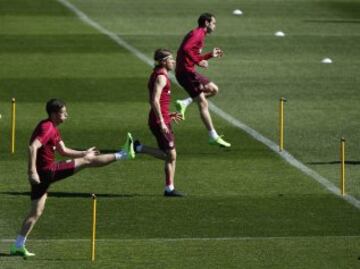 Los jugadores del Atlético de Madrid durante el entrenamiento esta mañana en el Cerro del Espino previo al partido de mañana ante el Sevilla en el Vicente Calderón.
