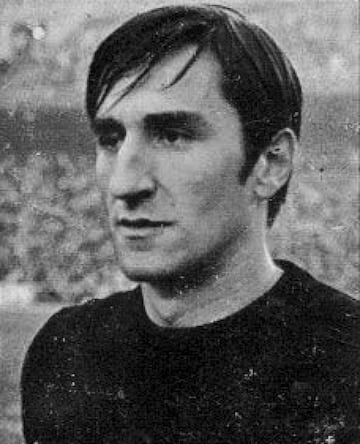 Defendió la portería de la Real Sociedad durante dos temporadas desde 1966 hasta 1968. La temporada siguiente fichó por el Atlético de Madrid donde estuvo hasta 1972.
