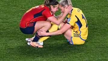 La sueca Rolfo es consolada por su compañera en el Barcelona, Mariona Caldentey, tras caer eliminada ante España en el Mundial de Australia y Nueva Zelanda.