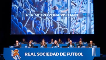 SAN SEBASTIÁN, 10/12/2024.- El presidente de la Real Sociedad, Jokin Aperribay (c), durante su intervención este martes en la Junta General Ordinaria de Accionistas del club. EFE/Javier Etxezarreta