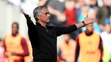 José Mourinho gesticula durante un partido.