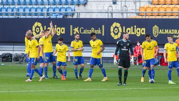 Los jugadores del Cádiz, antes de comenzar el partido contra el Atlético.