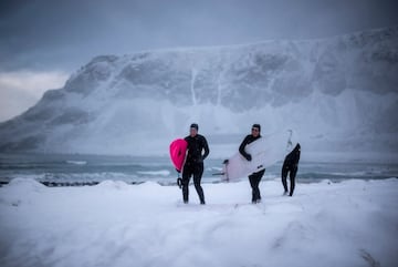 La nieve, la baja temperatura del agua... Nada detiene a estos surfistas que una temporada más disfrutan de la islas noruegas de Lofoten, en pleno Círculo Ártico. 