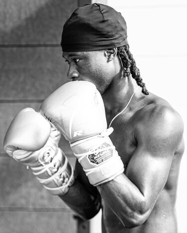 Sobre el césped del Bernabéu se le ha podido ver desempeñando funciones como mediocentro defensivo, volante, lateral izquierdo o, incluso como se le vio durante el Clásico, ocupando la derecha del ataque. 