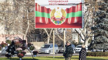 Un militar espera en una calle de Tiraspol, donde juega este mi&eacute;rcoles el Real Madrid.