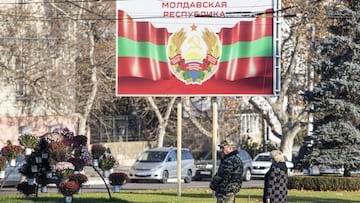 Un militar espera en una calle de Tiraspol, donde juega este miércoles el Real Madrid.