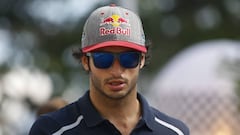 Carlos Sainz a su llegada al circuito de Singapur.