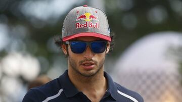 Carlos Sainz a su llegada al circuito de Singapur.