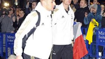 <b>22:15 HORAS. </b>Benzema, Cristiano y Ramos, a la llegada al hotel anoche. Les esperaban aficionados.
