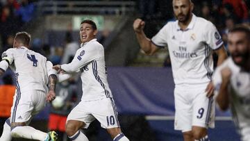 GRA312. TRONDHEIM (NORUEGA), 09/08/2016.- El defensa del Real Madrid Sergio Ramos (i) celebra con James (c) tras marcar el segundo gol ante el Sevilla, durante la final de la Supercopa de Europa 2016 que se disputa esta noche en el estadio de Lerkendal, en la ciudad noruega de Trondheim. EFE/Jesús Diges