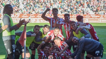 Los jugadores del Zamora celebran el gol de la victoria ante Unionistas, que les mete en zona playoff.