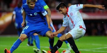 Técnicamente es el único chileno campeón de la Europa League, con su nuevo nombre, aunque no terminó esa campaña con el Sevilla en 2013-2014. Jugó seis partidos y se fue al Deportivo La Coruña.