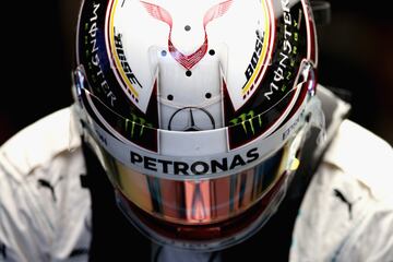 Detalle del casco de Lewis Hamilton.