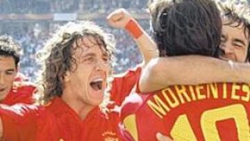 <b>CELEBRACIONES. </b>Los jugadores abrazan a Morientes , que marcó el gol a los griegos.