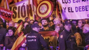 El vicepresidente de la Junta de Castilla y León, Juan García-Gallardo, durante una concentración en contra de la amnistía, frente a la sede del PSOE en la calle Ferraz, a 6 de noviembre de 2023, en Madrid (España). Los manifestantes se han mostrado opuestos al pacto de los socialistas con ERC que incluye, entre otras medidas, una ley de amnistía que favorecería a los procesados del 'procés' catalán, el traspaso de las competencias de Rodalíes o la condonación de hasta 15.000 millones de euros de deuda del Fondo de Liquidez Autonómica (FLA) a Cataluña.
06 NOVIEMBRE 2023;SOCIEDAD;CONCENTRACIÓN;MANIFESTACIÓN;PROTESTA;
Ricardo Rubio / Europa Press
06/11/2023