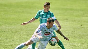 Fedor Smolov se cae ante la presencia del jugador mexicano Andr&eacute;s Guardado.