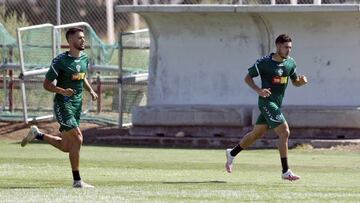 Claudio Medina y Óscar Gil, en un entrenamiento con el Elche.