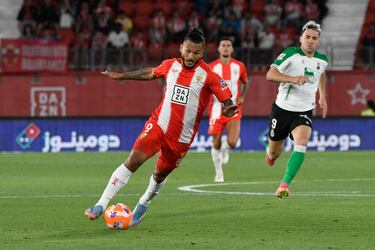 El Almería se agarra al playoff ante un Racing con la reserva al límite