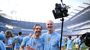 Erling Haaland realiza un selfie junto al jugador inglés del City.