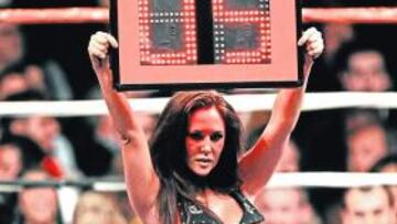 <b>Lo que falta en el Bernabéu. </b>Una moza así para los cambios y no al feo del cuatro árbitro. Bueno: ella y Kaká y Cristiano y tal. Esperemos que las próximas elecciones arreglen estos desaguisados. Ella lució así de bien anunciado los asaltos del combate entre Mosley y el mexicano Margarito, que perdió por KOT en el noveno el pobre.