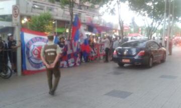 Los hinchas de la U llegaron al hotel de concentración para dar su apoyo al plantel.