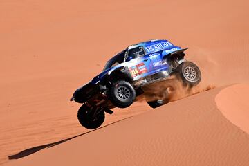 Vaidotas Zala y Paulo Fiuza durante la sexta etapa del Rally Dakar con un recorrido en Shubaytah, en pleno en Empty Quarter, en Arabia Saudí.