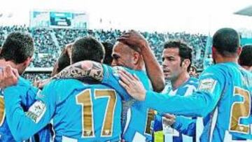 <b>UNA FAMILIA, UN EQUIPO. </b>El Málaga celebra en piña uno de los cuatro goles que le endosó ayer al Espanyol.