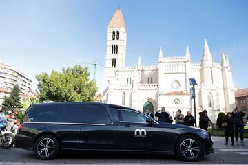 El coche fúnebre con los restos mortales de Concha Velasco recorre las calles de Valladolid