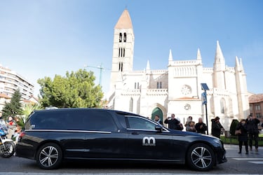 El coche fúnebre con los restos mortales de Concha Velasco recorre las calles de Valladolid