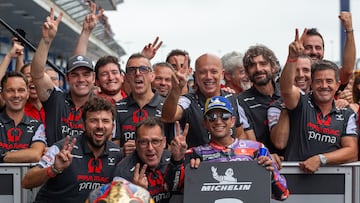 Martinator celebrando con su equipo el buen segundo puesto de Tailandia.