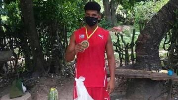 El p&uacute;gil cubano Ronnis &Aacute;lvarez posa con su medalla de oro y el lote de productos b&aacute;sicos que recibi&oacute; tras ser campe&oacute;n de un campeonato panamericano de boxeo juvenil.