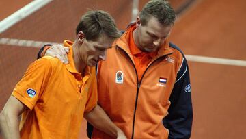 Tjerk Bogtstra consuela a Paul Haarhuis tras su retirada por lesión en la eliminatoria entre Holanda y Canadá en la Copa Davis 2004.