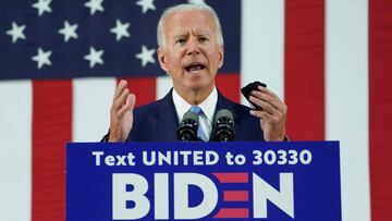 Joe Biden sostiene su m&aacute;scara facial protectora mientras habla sobre el manejo de la pandemia de coronavirus por parte de la administraci&oacute;n Trump durante un evento de campa&ntilde;a en Wilmington, Delaware, EE. UU., 30 de junio de 2020.