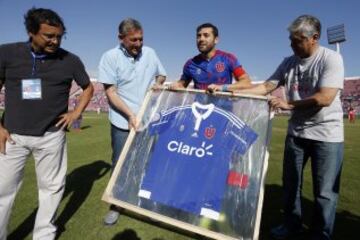 Fútbol, Universidad de Chile v Huachipato.
Decimoquinta fecha, Campeonato de Apertura 2015.
El jugador de Universidad de Chile Jose Rojas se despide al final del partido contra Huachipato por primera división en el estadio Nacional de Santiago, Chile.