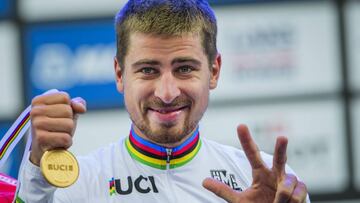 Peter Sagan celebra su victoria con el maillot arco&iacute;ris y la medalla de oro en la prueba en ruta de los Mundiales de Ciclismo en Ruta de Bergen 2017.