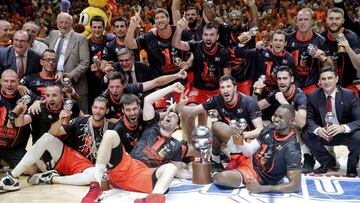 GRA441. VALENCIA, 16/06/2017.- Los jugadores del Valencia Basket celebran con la copa el t&iacute;tulo de campeones de la Liga ACB tras imponerse en el cuarto partido al Real Madrid esta noche en el pabell&oacute;n de la Fuente de San Luis de Valencia. EFE/Manuel Bruque.